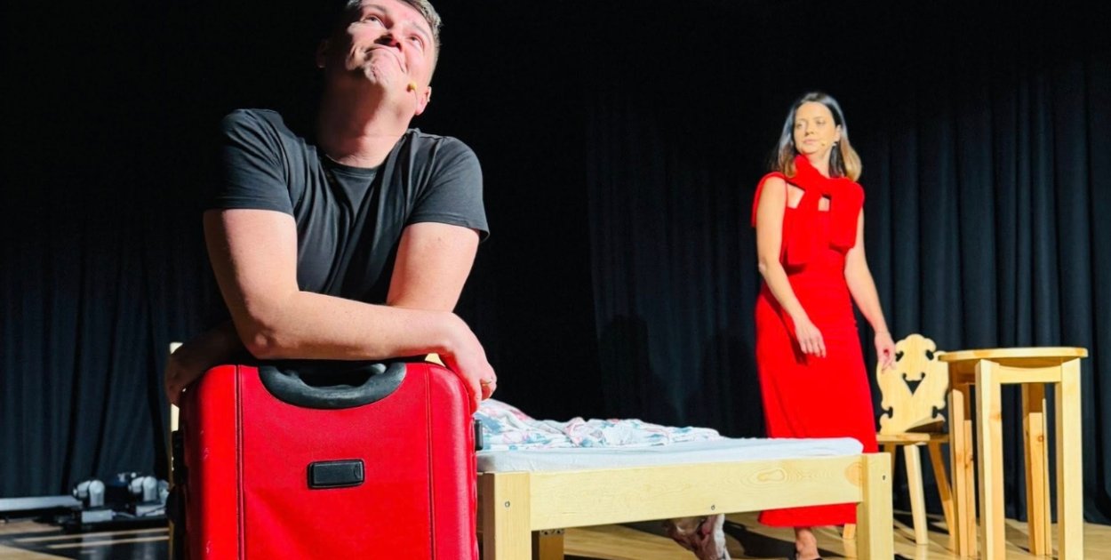 Małżeństwo na scenie i śmiech na widowni. Na finał balonowe kwiaty