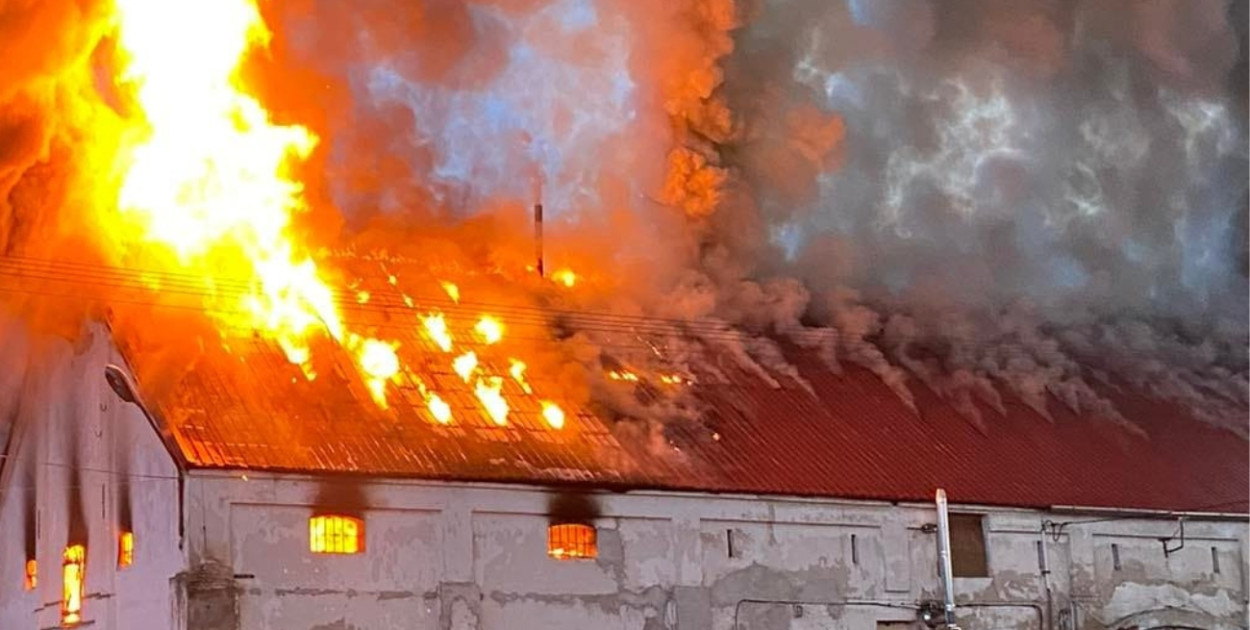 To był wyścig z czasem! Potężny ogień zagrażał sąsiednim budynkom...