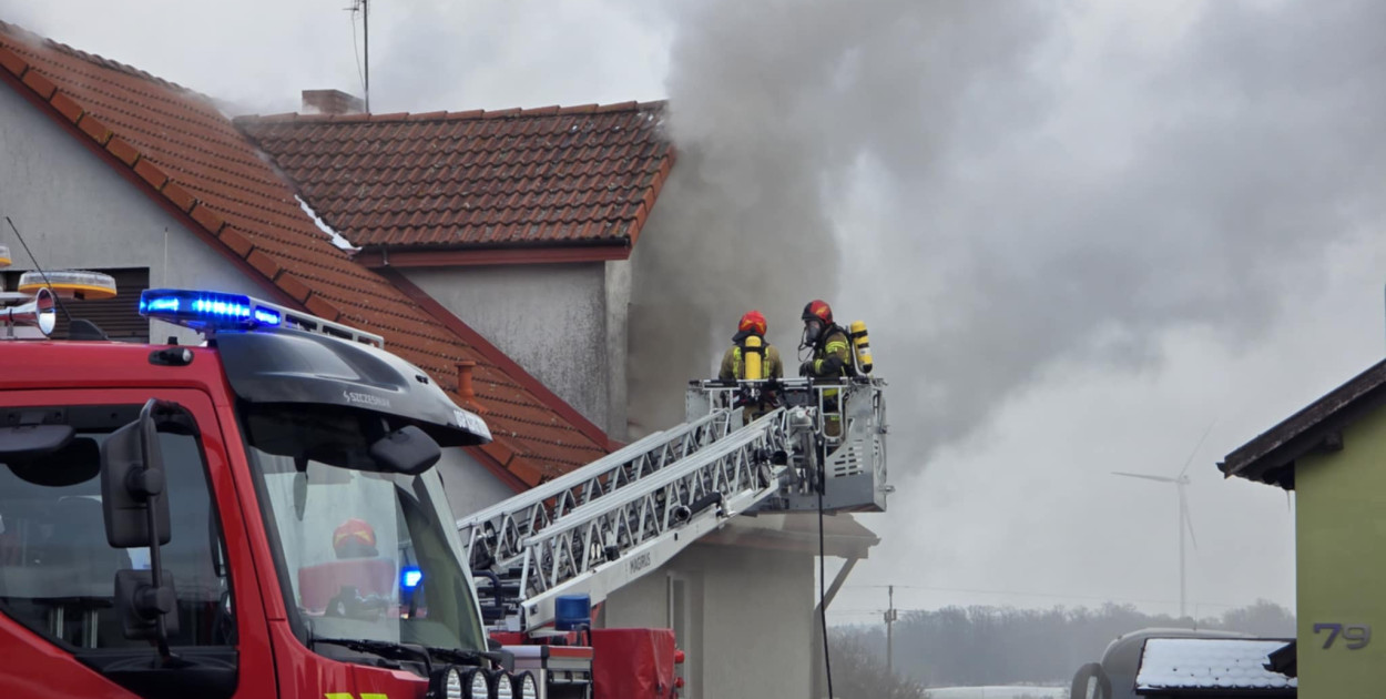 Płonie budynek mieszkalny w Gostyniu. Sytuacja wygląda bardzo poważnie...