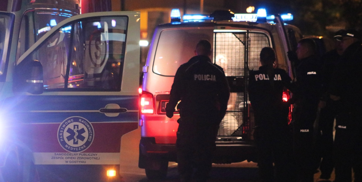 Makabryczne odkrycie na osiedlu! Nie żyje 39-letni mężczyzna. Obok leżała broń