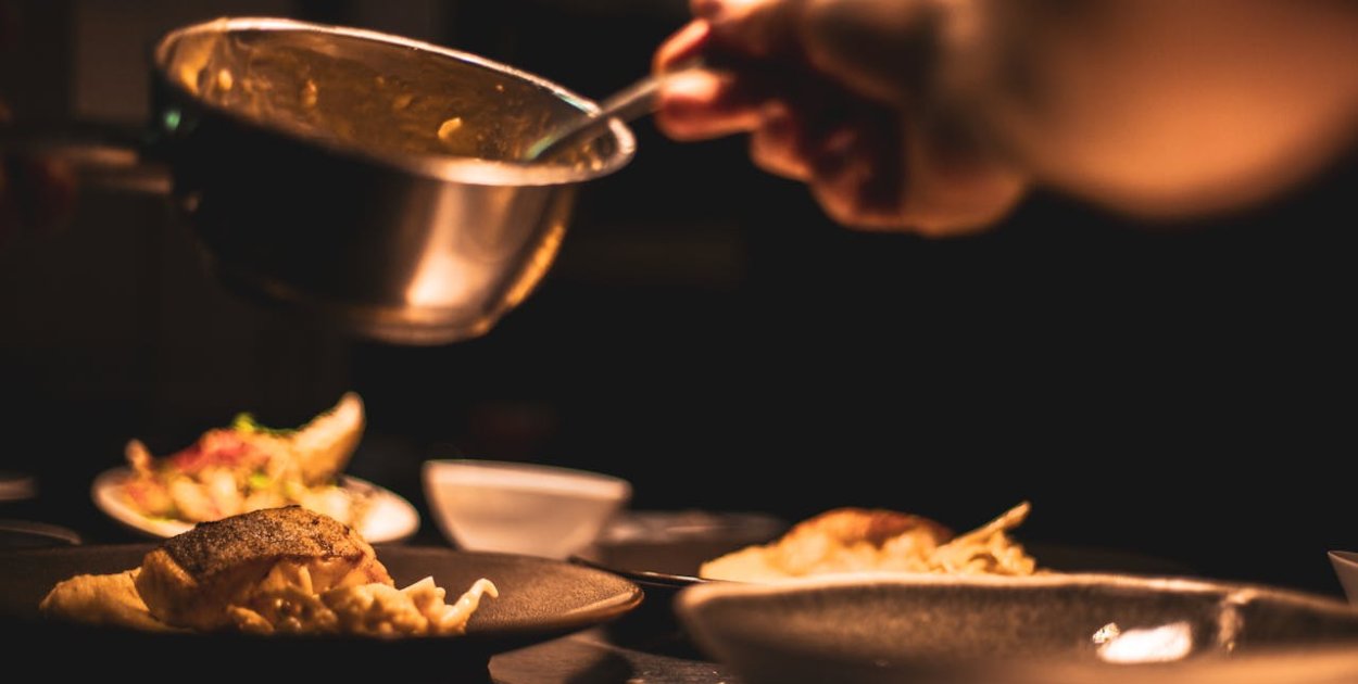 Gotowanie jak w profesjonalnej kuchni: niezbędne akcesoria i składniki