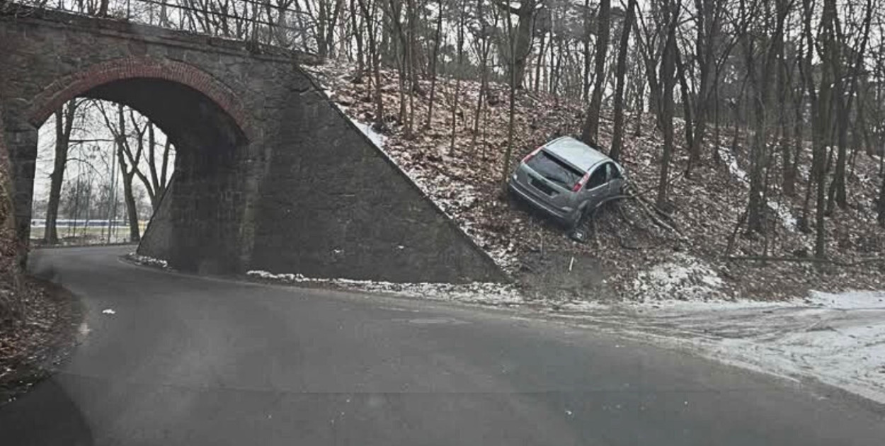 Co wydarzyło się przy wiadukcie w Gostyniu? Sytuacja dziwna, auto bez...