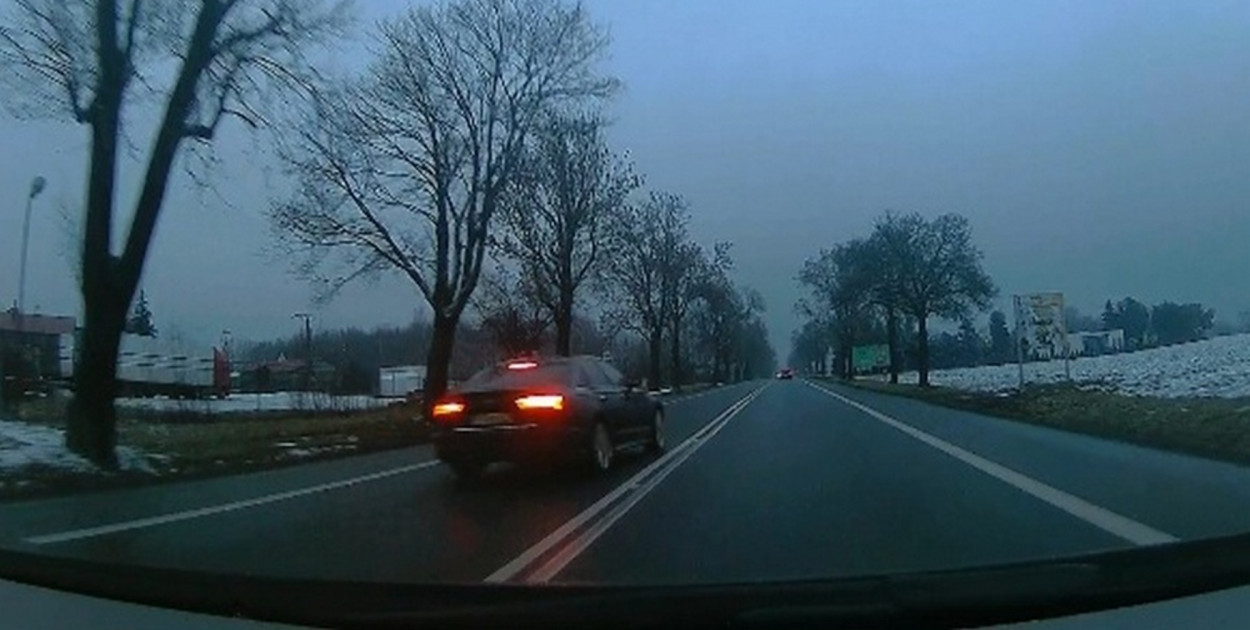 Myślała, że nikt nie widzi? Świadek wszystko nagrał, a dziewczyna...