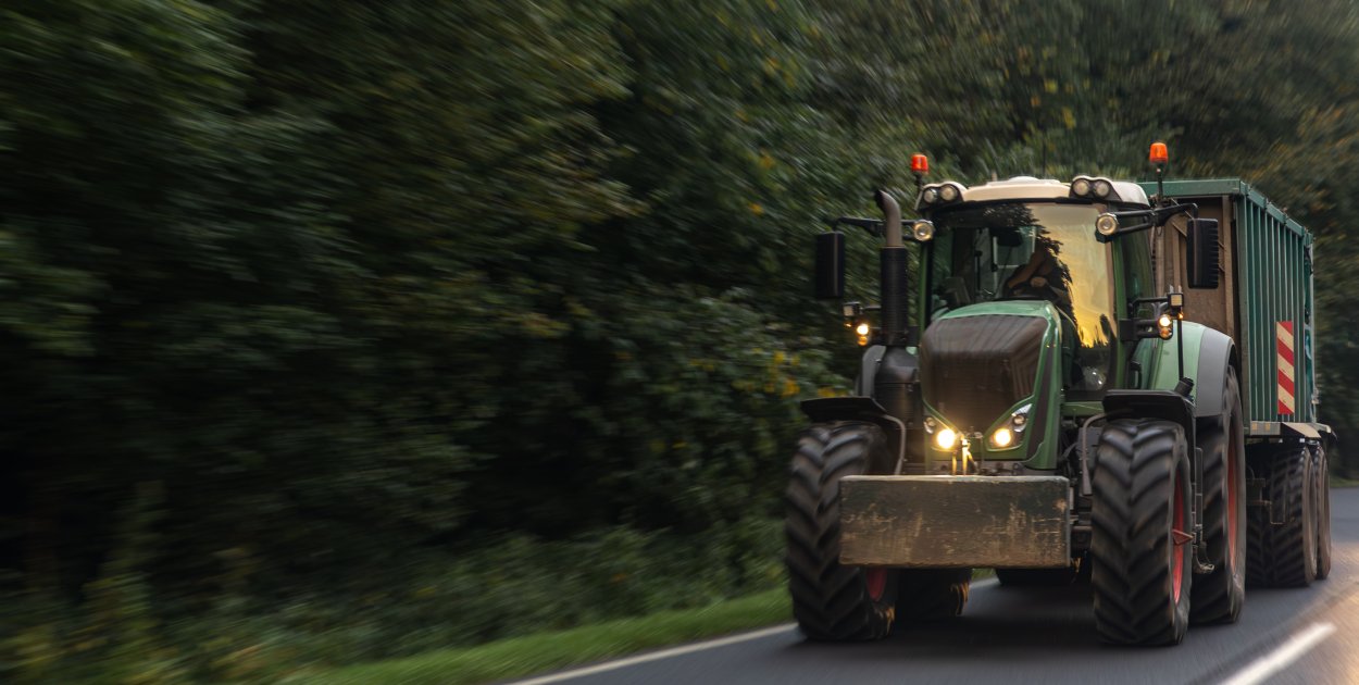 Lampy do ciągnika rolniczego – jakie oświetlenie jest wymagane, a jakie warto doda