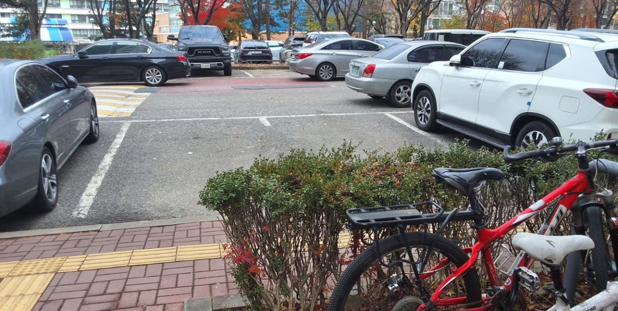 Twierdzi, że za każdym razem, musi skakać jak małpa. Na policję nie doniosła