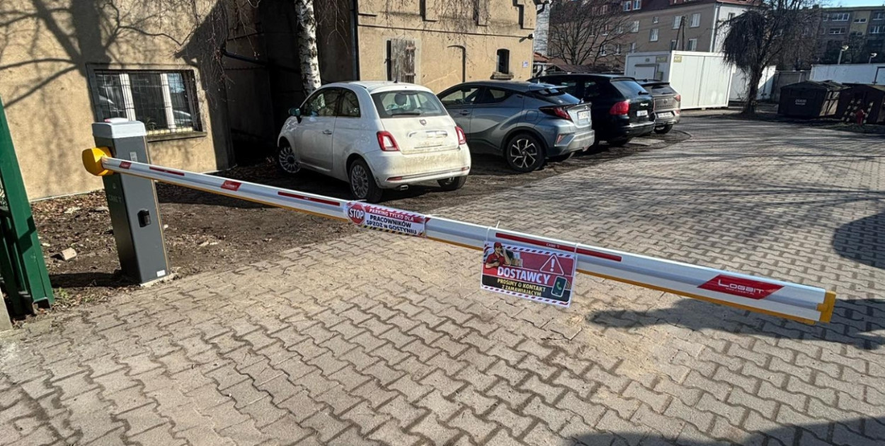 Koniec z wjazdem. Szpital stawia szlaban. Parking wyłącznie dla pracowników