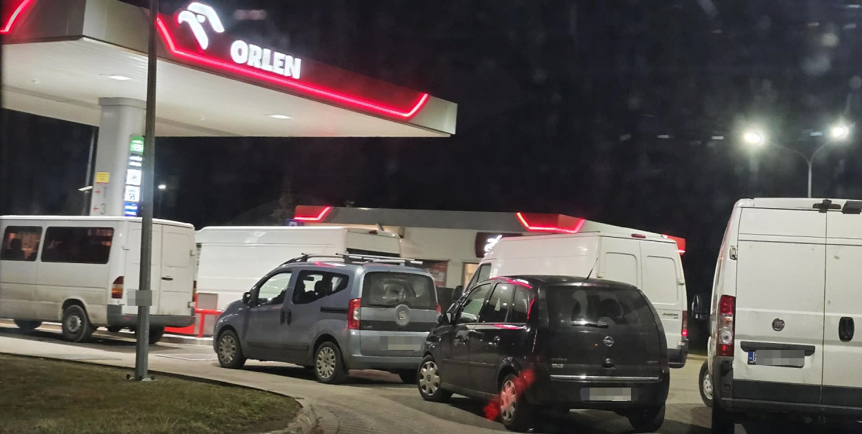 Niektórzy patrzą na pylony z obawą? Kolejki na stacjach na pewno nie pomogą