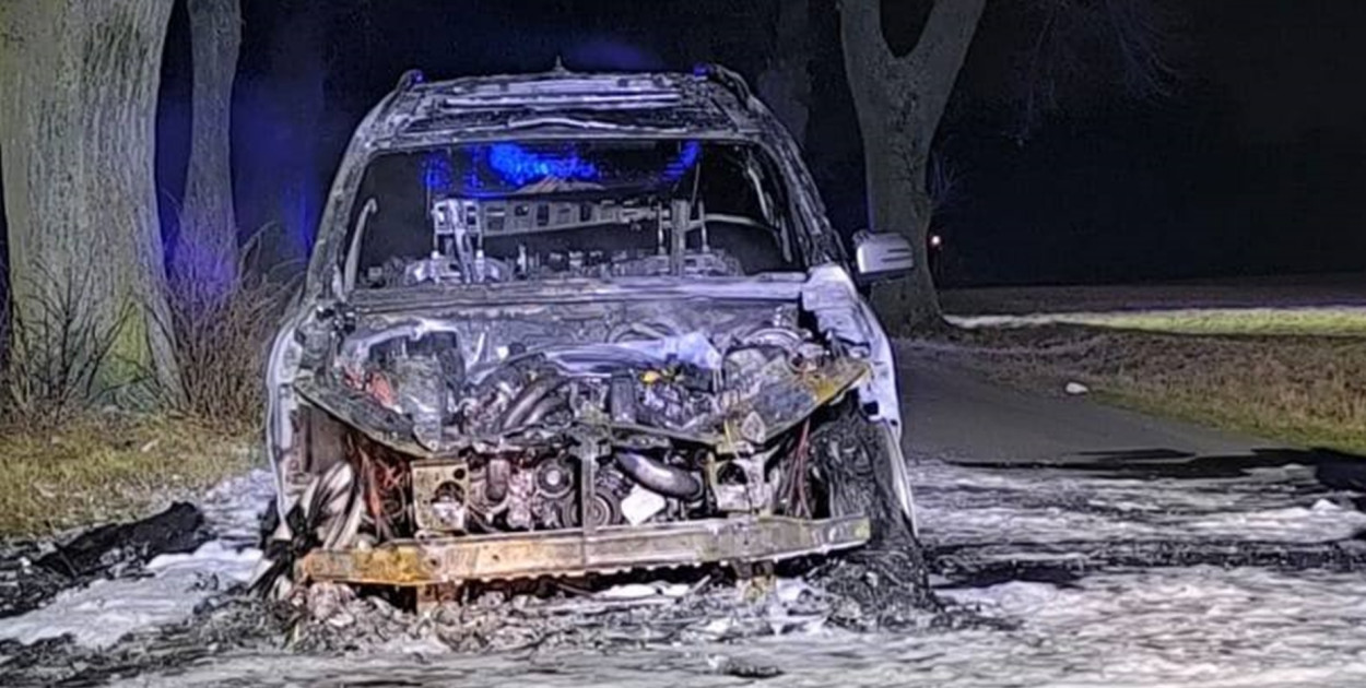 Mercedes stanął w ogniu, a potem przywarł do jezdni. Kierowca...