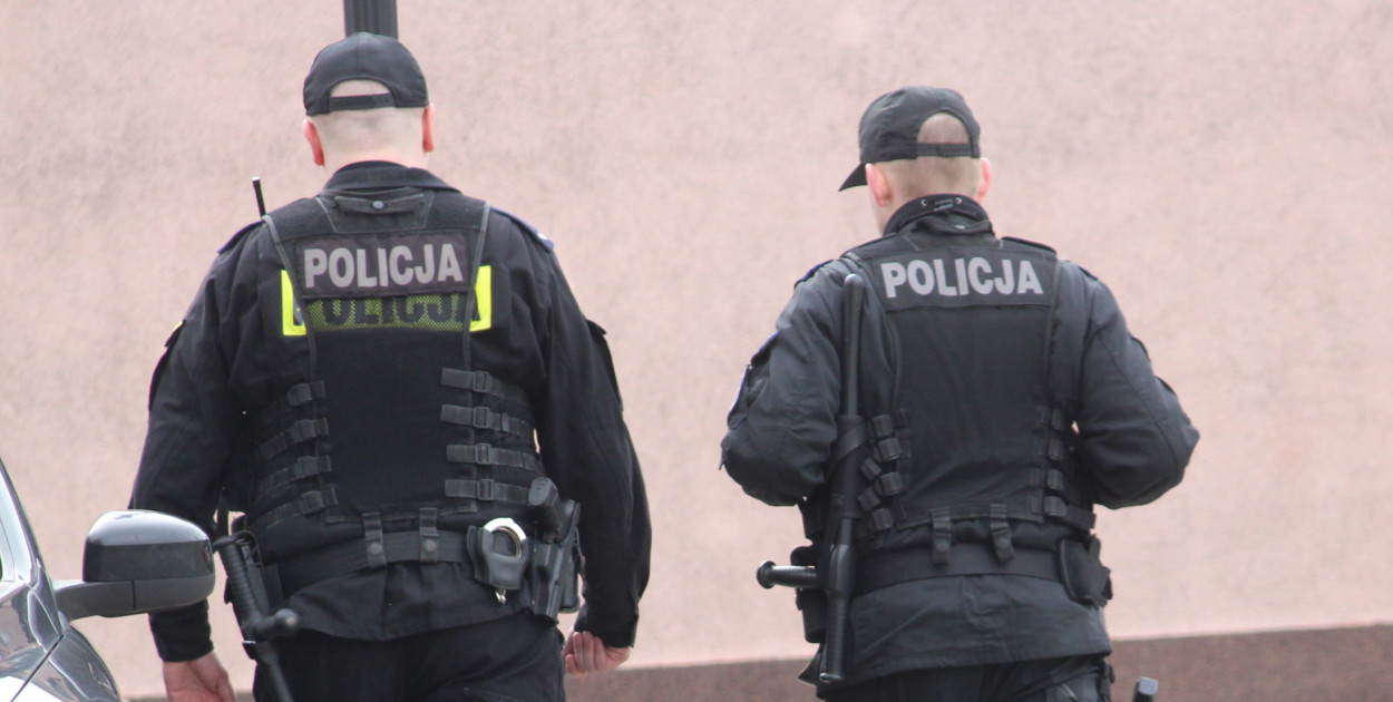 Zaczęło się od wstydliwego wybryku przy sądzie, a skończyło w celi. Z zarzutami...