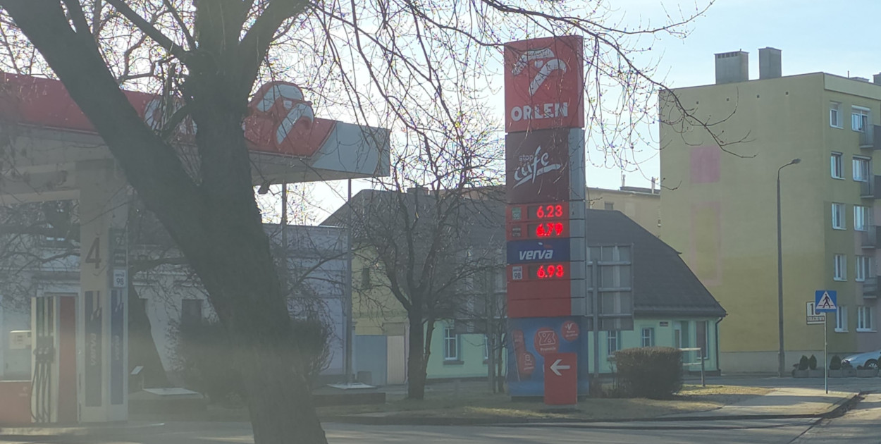 Kolejne granice na stacjach paliw pękają. Lokalne ceny przebiły średnią krajową