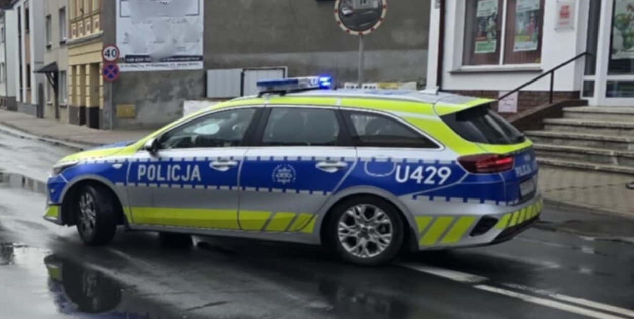 Stała przy drodze, w piżamie i kapciach. Nie potrafiła powiedzieć...