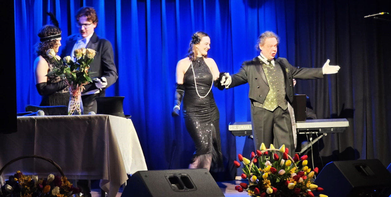 Miłość na scenie miała wiele twarzy. A zaczęło się od życzeń i żartu o kwiatach