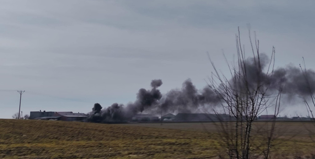 Gęsty, czarny dym unosił się nad jedną z posesji. Był widoczny z daleka ...