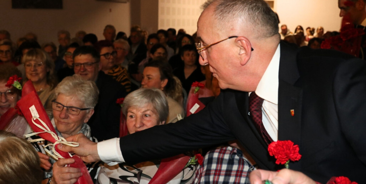 Z rozmachem, humorem, goździkiem i rajstopami. Sala pełna, plan wykonany...