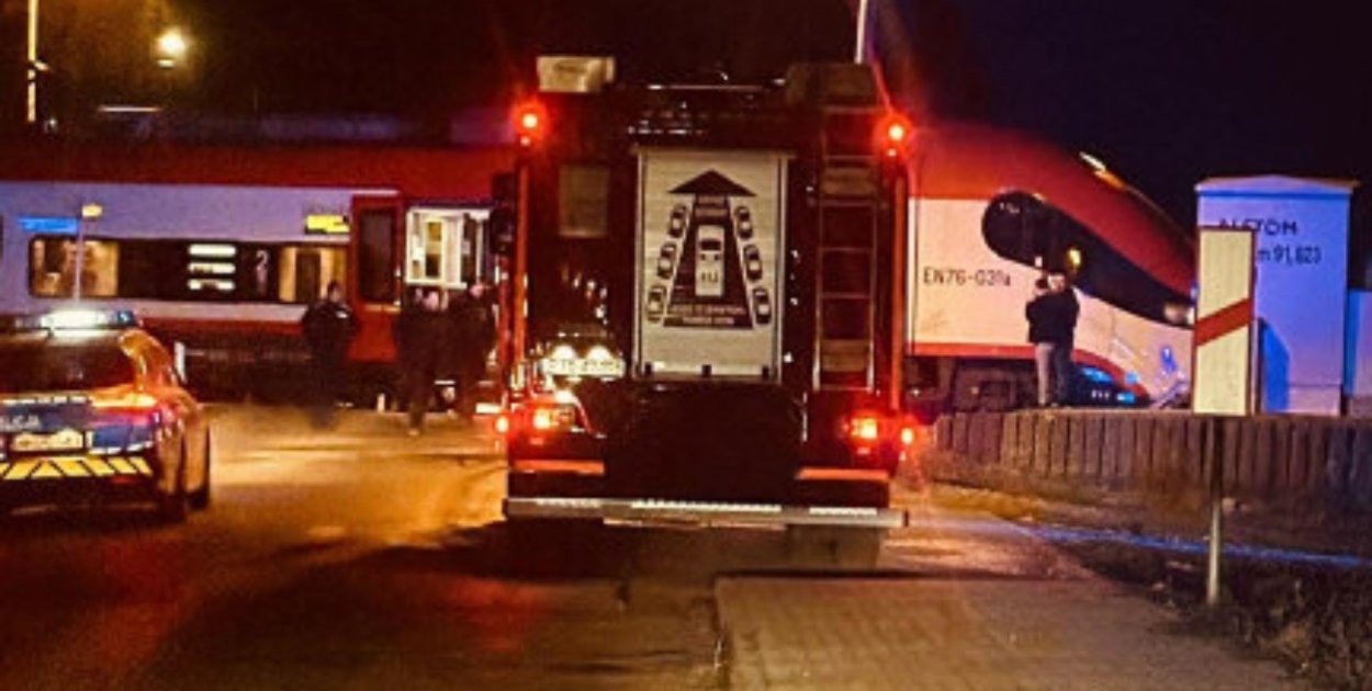 Na przejeździe kolejowym, samochód zderzył się z pociągiem! Kierująca...