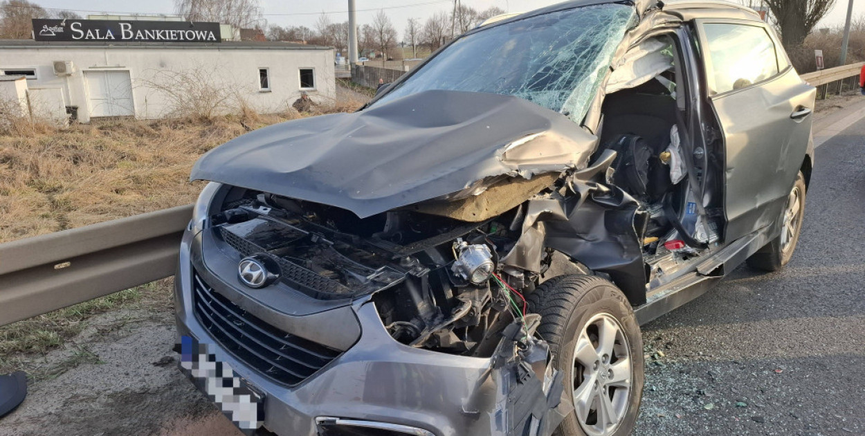 Wjechała na obwodnicę, prosto pod ciężarówkę z drewnem. Była zakleszczona