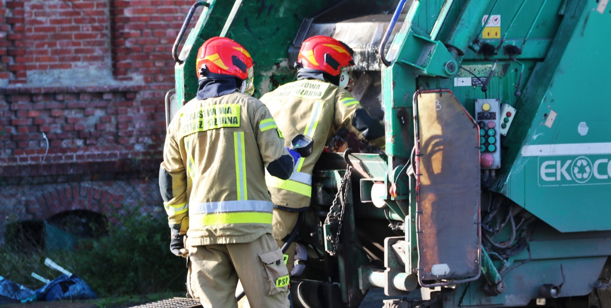 W trakcie pracy nagle pojawił się dym. Śmieciarka odjechała pod eskortą...