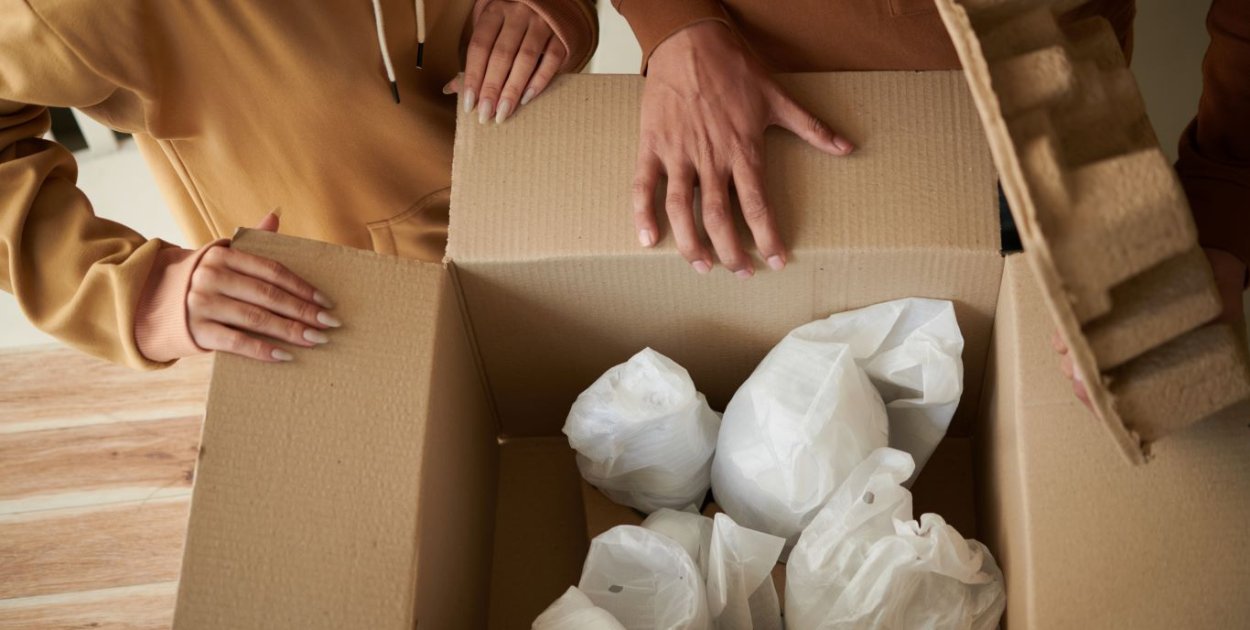 Jak przestać płacić za "powietrze" w paczkach? Optymalizacja wagi gabarytowej w e-