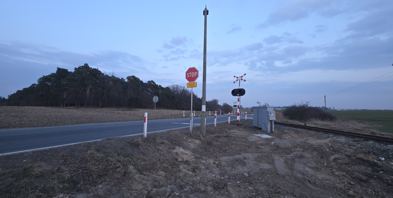 Tory rozebrane, STOP na przejeździe zostanie na dłużej. PKP tłumaczy dlaczego