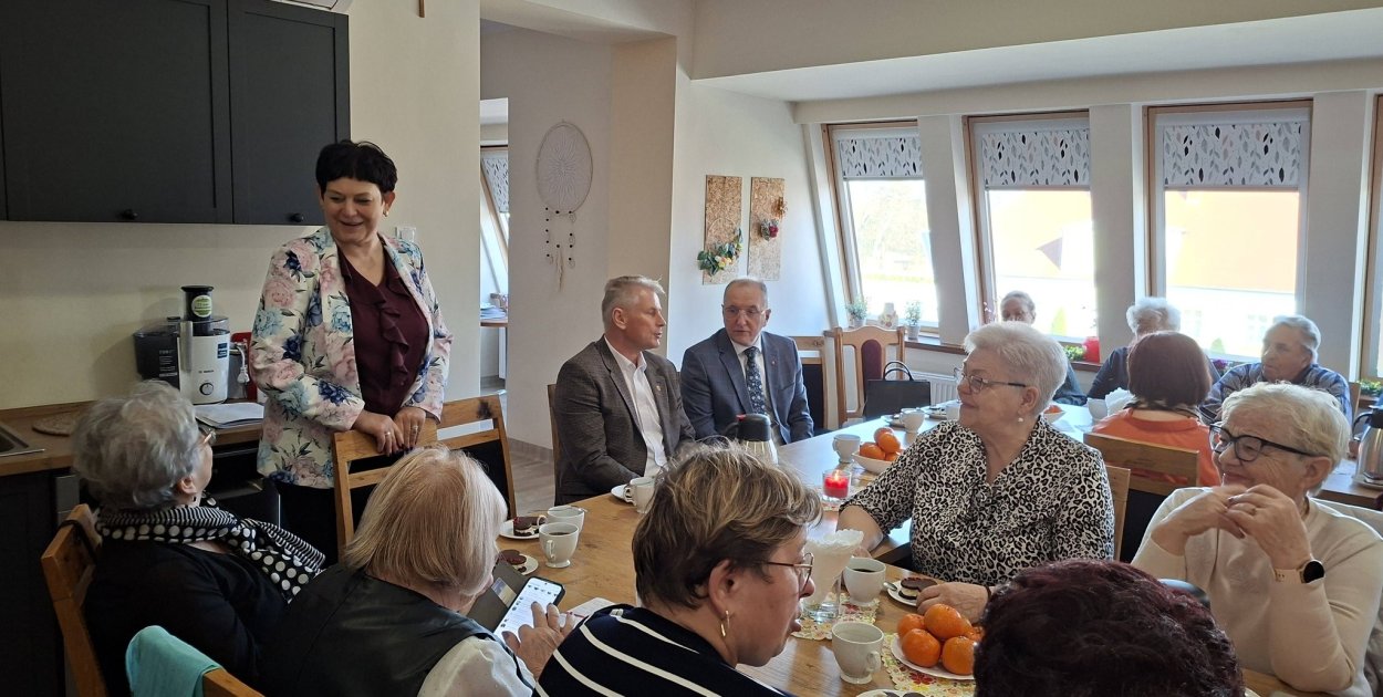 Seniorzy z Pępowa świętowali przy życzeniach i muzyce