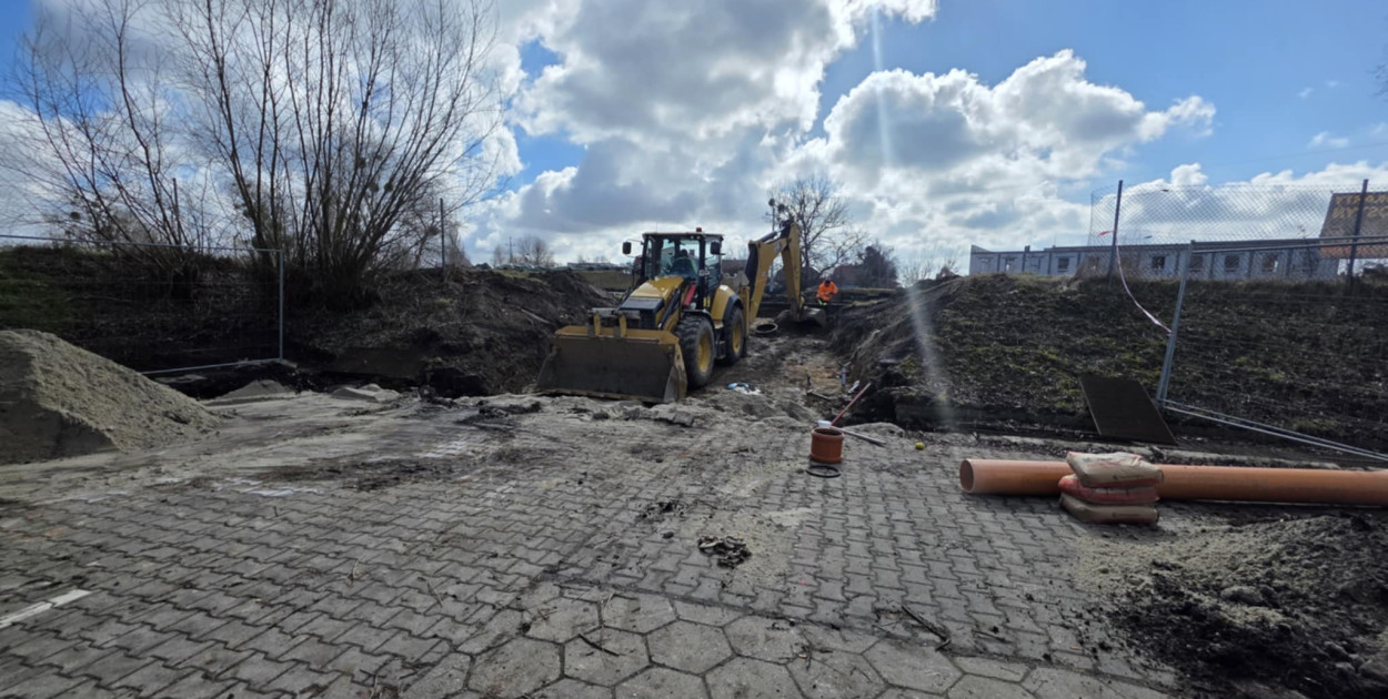 Przerwany wał i ogromna dziura!  Wiemy co montują przy torze kartingowym...