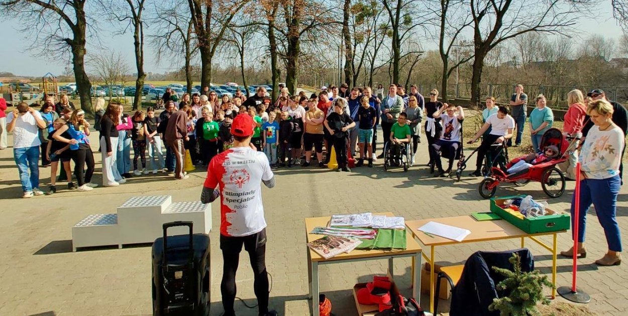 Na przełaj przez pamięć i sportowe emocje. Ponad 50 osób pobiegło w Brzeziu