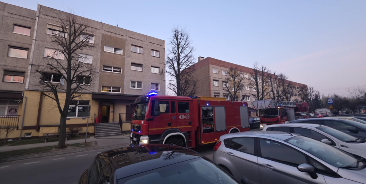 Pożar mieszkania na Górnej w Gostyniu. Strażaków wezwali sąsiedzi. Straty są...