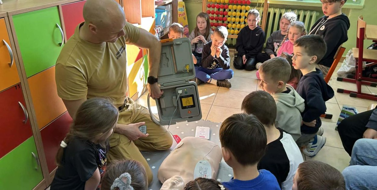 Ważna lekcja dla uczniów, jak pomóc drugiemu człowiekowi