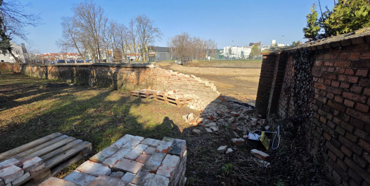 Mur przy farze od dawna się sypał. Teraz znika, cegła po cegle. Pytamy co dalej?