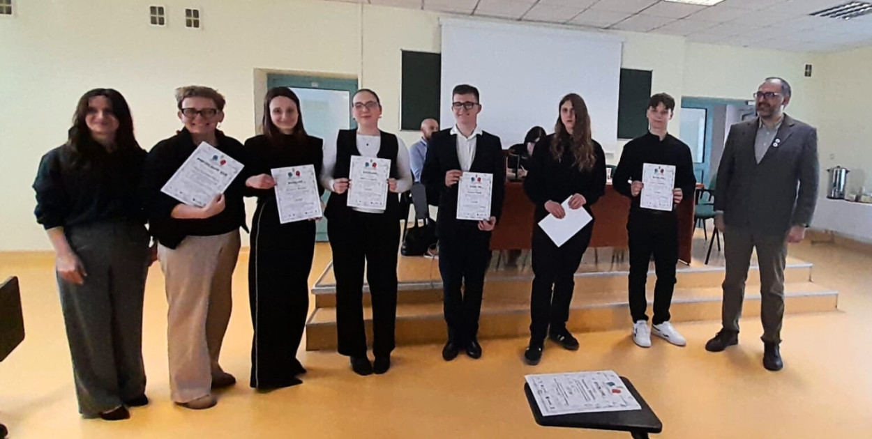 Takich debat nie wygrywa się krzykiem. Uczniowie liceum pokazali, że potrafią...