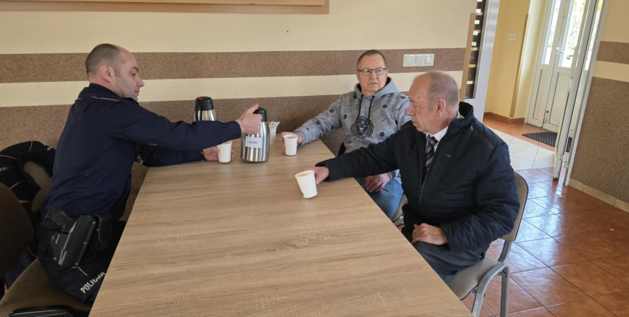 Bez mównicy i urzędowego tonu. To była pierwsza taka kawa z dzielnicowym...