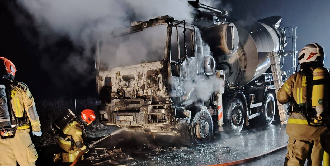 Samochód ciężarowy stanął w ogniu. Z kabiny kierowcy został  wrak