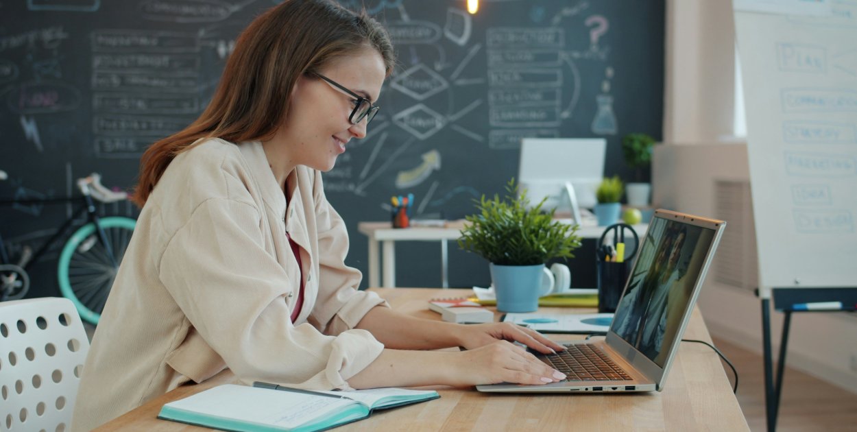 Kursy online a praktyka: jak ćwiczyć umiejętności opiekunki osoby starszej...