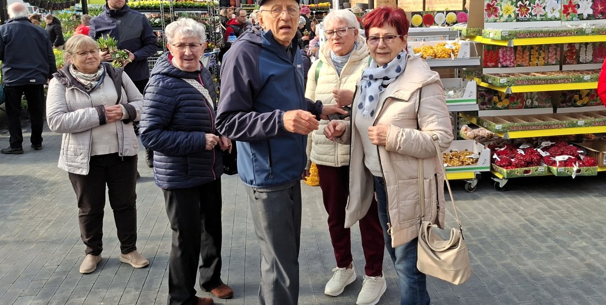 Studenci UTW z Gostynia, na otwarciu centrum ogrodniczego w Dachowej