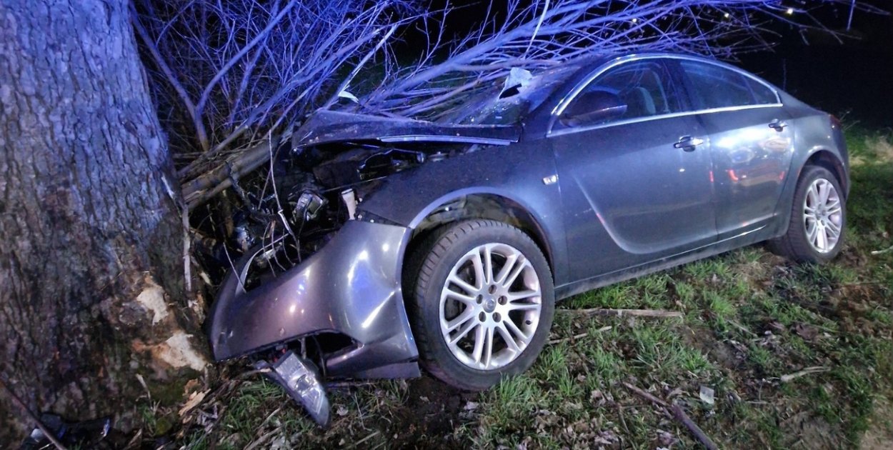 Nocny wypadek w Przyborowie! Auto osobowe uderzyło w drzewo. Kierowca opla...