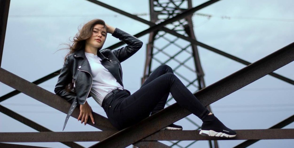 Kurtka wiosenna damska: jak dopasować model do swojej sylwetki?