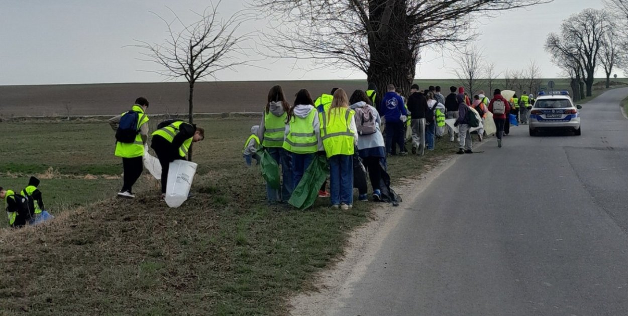 Młodzi dali przykład. Wiosna zaczęła się od porządków i sadzenia drzew