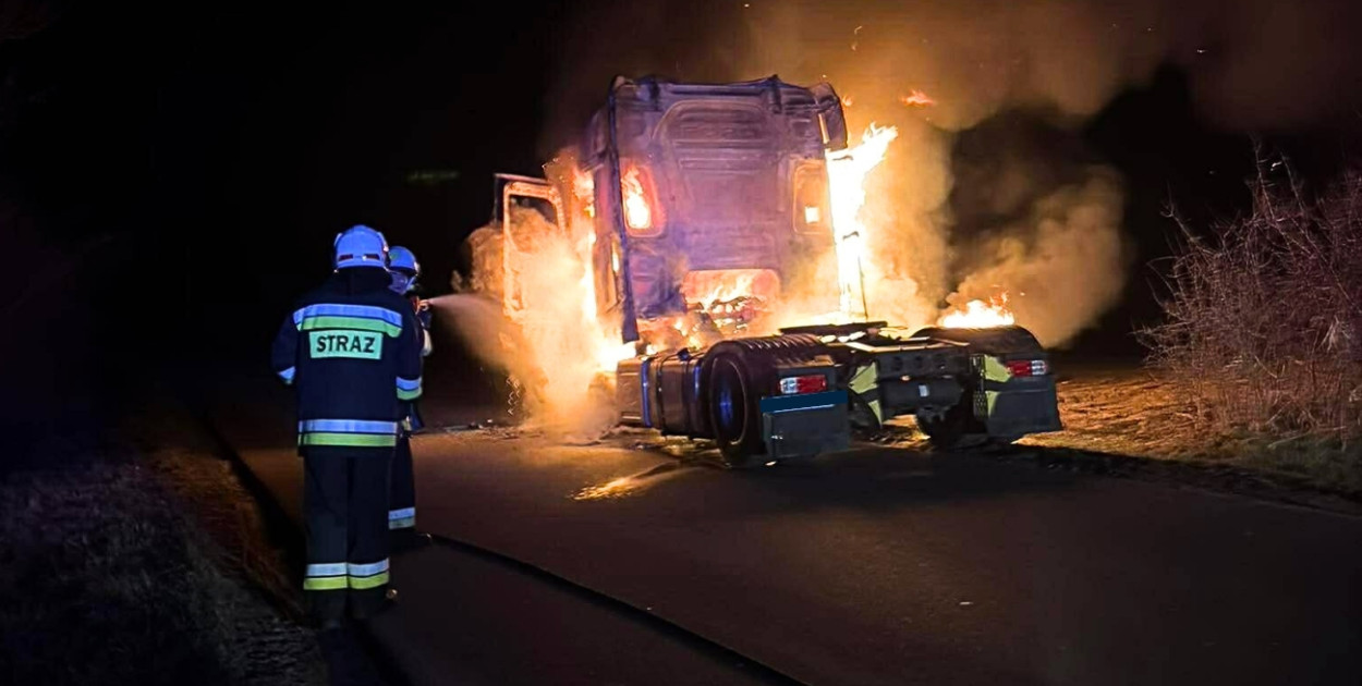 Nocny pożar ciągnika siodłowego. Kierowca zdążył się ewakuować. Auto spłonęło...