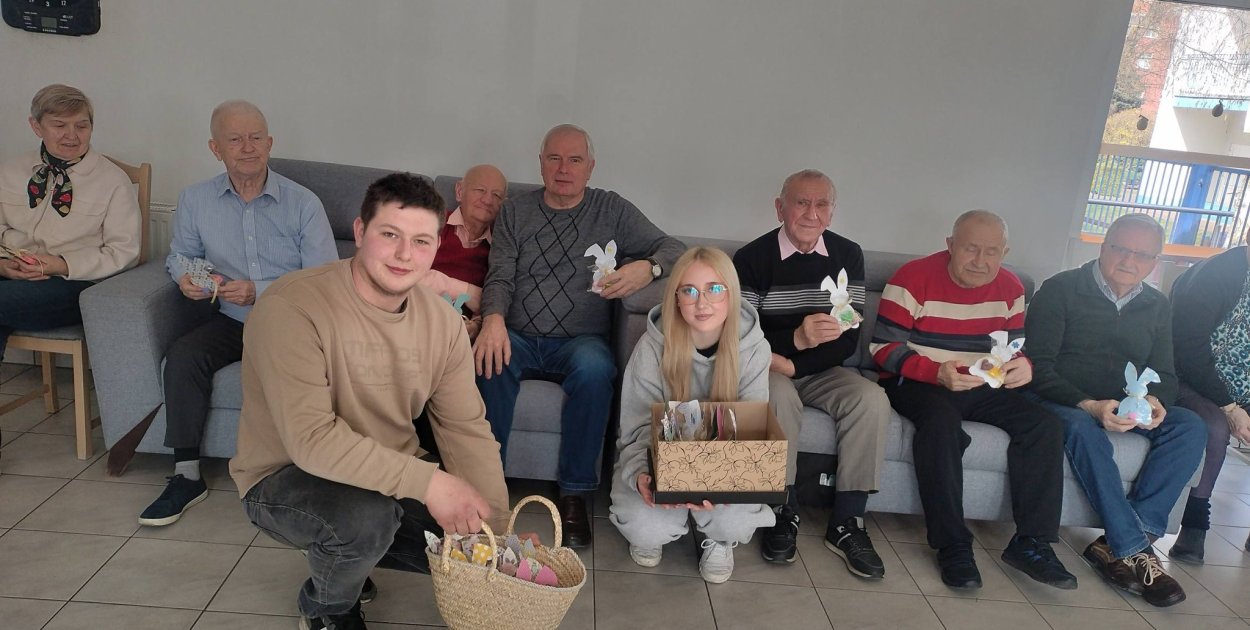 Młodzi przyszli z życzeniami, zostawili coś więcej niż tylko upominki