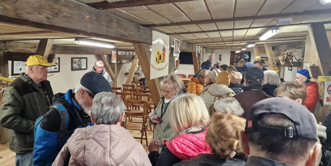 Śladami historii i pamięci. Seniorzy z Kościana odwiedzili Gostyń i Grabonóg