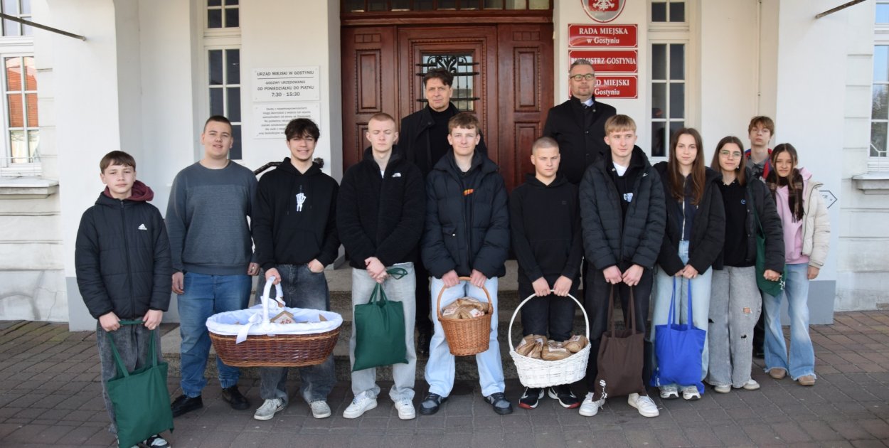 Cebulki na urodziny. Młodzi radni zachęcali do świętowania 748 rocznicy...