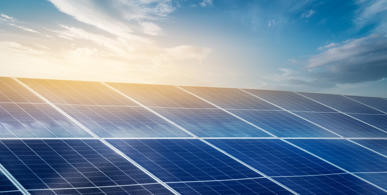 Jak sfinansować firmową instalację OZE bez angażowania środków własnych? Poradnik