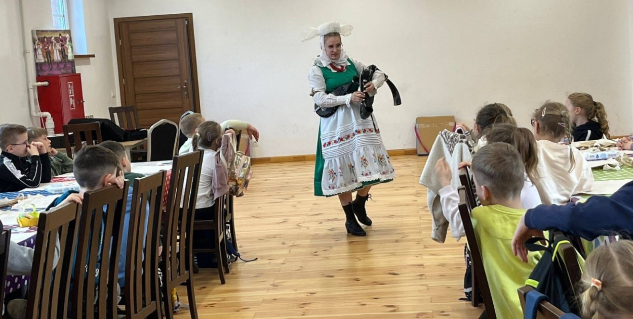 Świąteczne spotkanie z tradycją. Uczniowie odwiedzili Biskupiański Gościniec