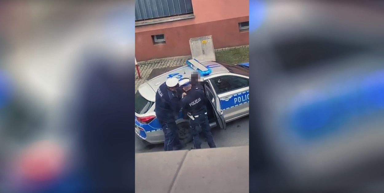Zobaczyła co zrobił i dała znać policji. Chwilę później nie było już wątpliwości