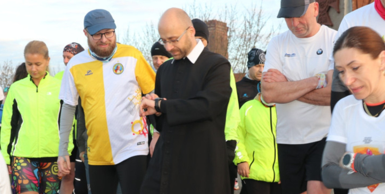 Ruch, modlitwa, wiara. Na koniec medal i kubek wody. Nie wszyscy zaczęli od stołu