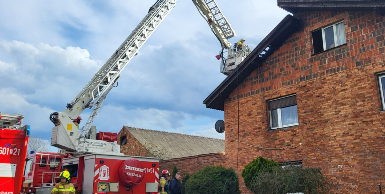 Ogień zauważyli sąsiedzi z naprzeciwka. Nie czekali ani chwili...
