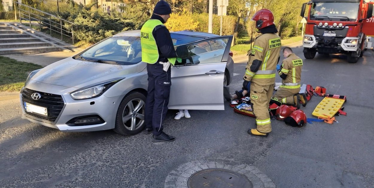 Groźne potrącenie na pasach. Samochód uderzył w dwoje 60-latków
