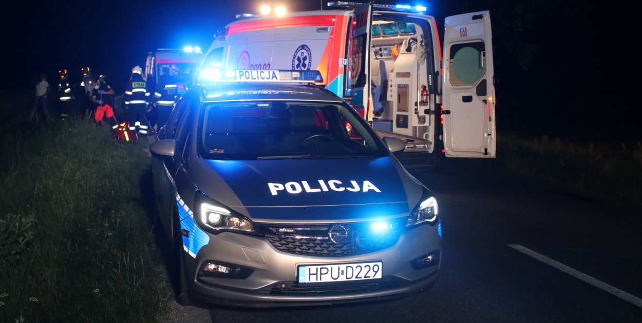 Wypadek na rondzie w Krobi. Widząc przed sobą ciężarówkę, wybrał mniejsze zło