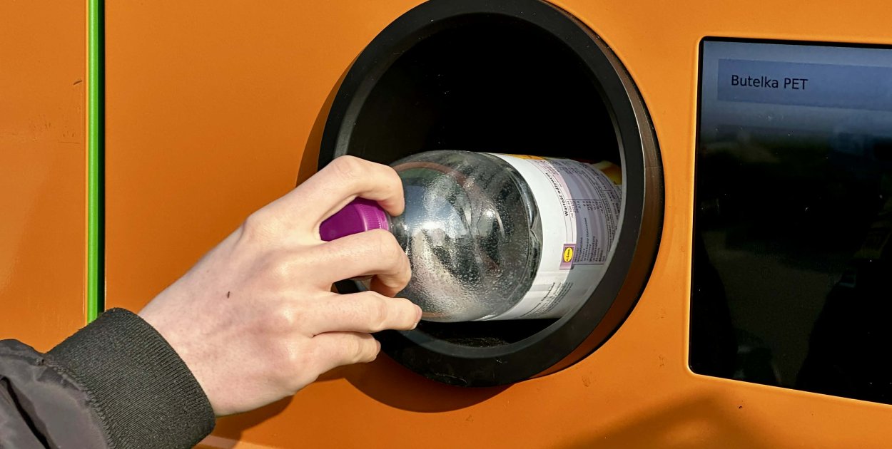 Butelki i puszki wracają na masową skalę. Podano najnowsze liczby