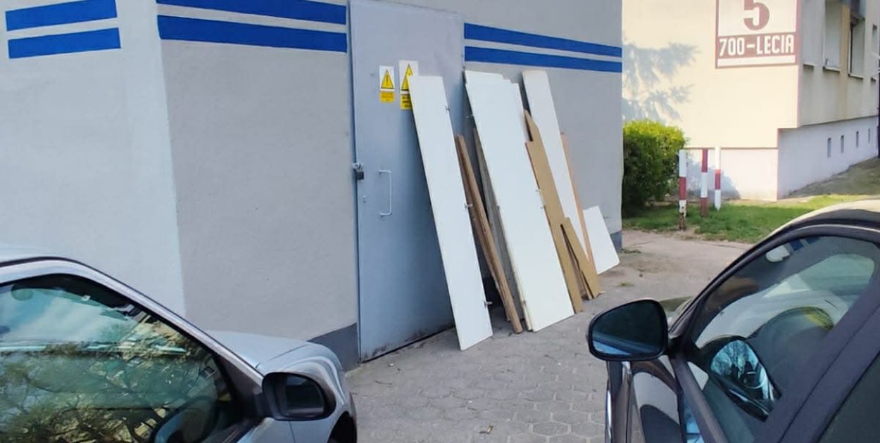 Odpady stanęły nie tam, gdzie powinny. Blokowały dostęp. Straż Miejska musiała...